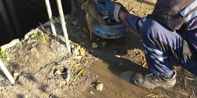 Nu mai aruncați deșeuri menajere în vasul de toaletă, în chiuvetă sau în rețeaua de canalizare!