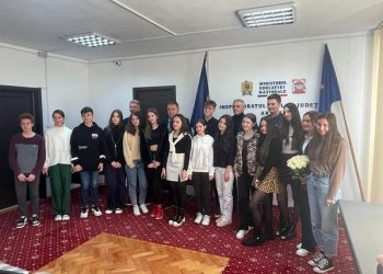 17 elevi piteșteni care au obținut nota 10 la Evaluarea Națională din 2022 și alți doi tineri cu nota 10 obținută la examenul de bacalaureat din acest an au fost premiați