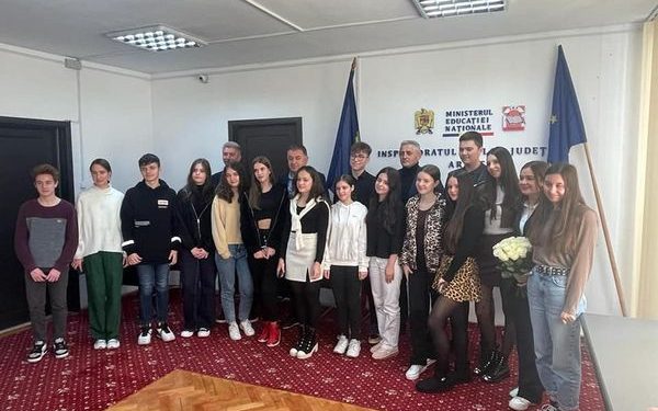 17 elevi piteșteni care au obținut nota 10 la Evaluarea Națională din 2022 și alți doi tineri cu nota 10 obținută la examenul de bacalaureat din acest an au fost premiați