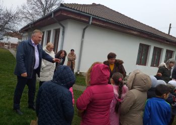 Primarul din Țițești, cadouri de Moș Nicolae pentru elevi și preșcolari