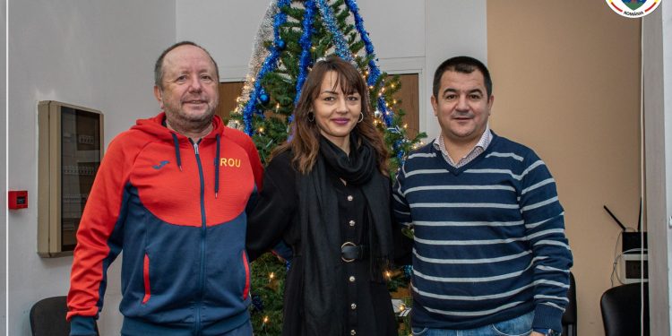 Campioana mondiala Denisa Dragomir, premiată de vicepreședintele CJ Argeș, Adrian Dumitru Bughiu