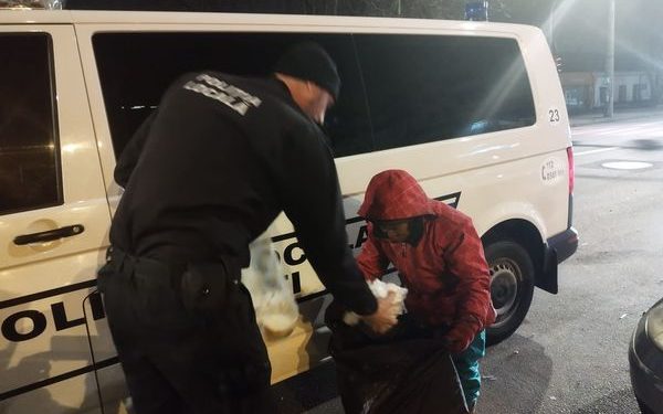 Acțiune a Poliției Locale: masă gratuită și haine pentru oamenii fără adăpost din Pitești!