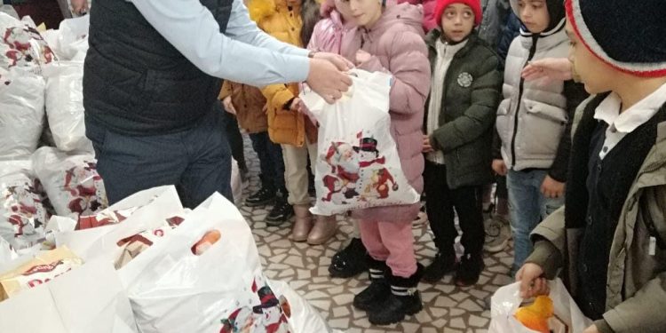 Primarul Cornel Petrică de la Rătești, daruri pentru peste 300 de colindători