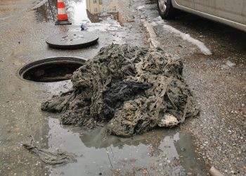 Acţiune de curăţare a reţelei de canalizare în cartierul Banat