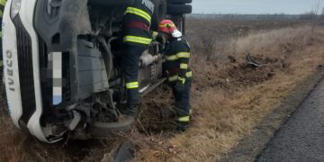 Mașină răsturnată la Lunca Corbului
