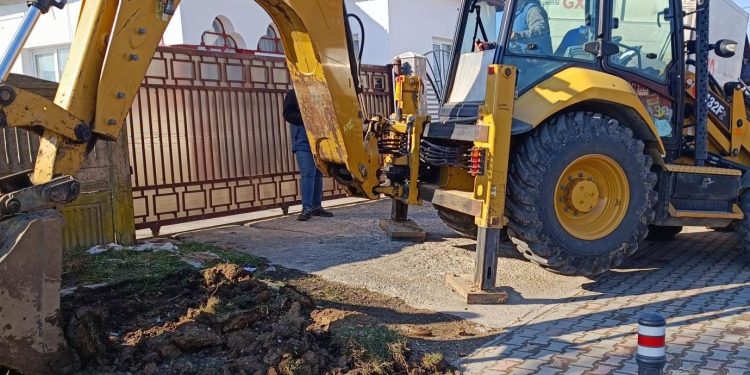 Intervenție cu buldoexcavatorul pentru identificarea branșamentelor de apă ilegale în comuna Bradu, str. Principală