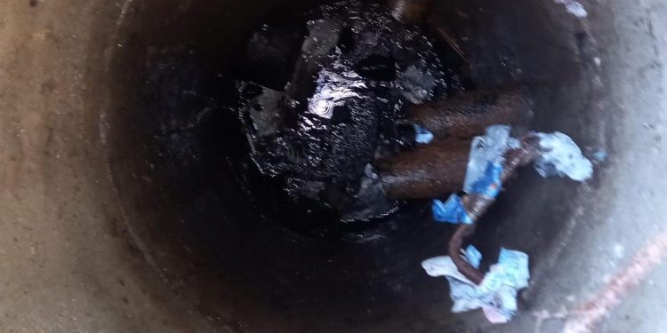 Acţiune de curăţare a reţelei de canalizare în cartierul Războieni      