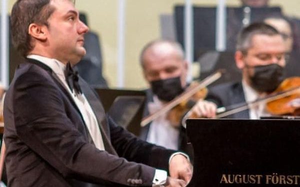 Pianistul Răzvan Dragnea, solistul concertului de Liszt de la Filarmonica Pitești