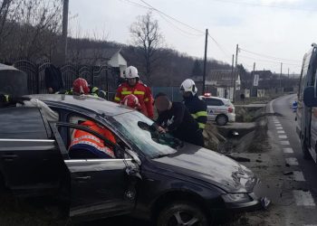 Autoturism răsturnat, pe DN 7, în localitatea Drăganu