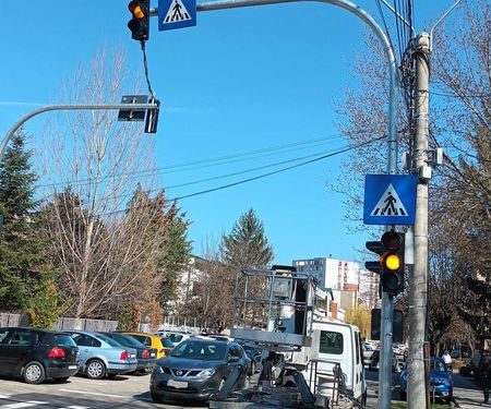 Pitești: Nou semafor cu buton pus în funcțiune