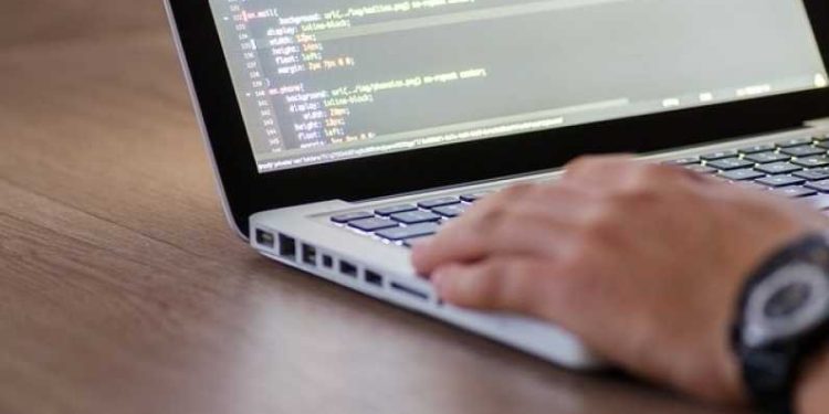 Ministerul Cercetării: Drepturi egale pentru IT-iştii de la stat şi din privat