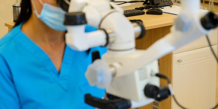 Clinica de medicină dentară Dr TEO – lucrări de înaltă performanță cu microscopul dentar
