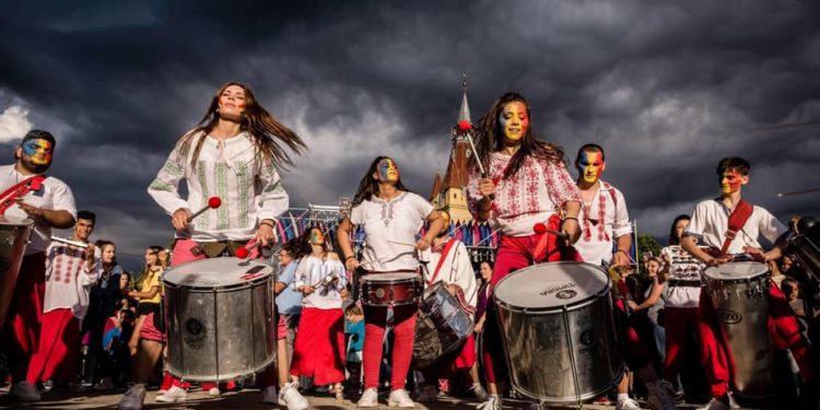 Vineri, 26 mai 2023: Barbarossa Samba Group – spectacol și bună dispoziție, în deschiderea ediției pilot a Festivalului Internațional de Teatru de Stradă Pitești!