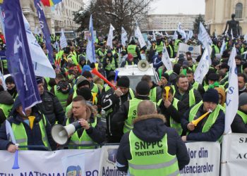 Poliţiştii declanşează proteste în stradă şi ameninţă cu blocarea sistemului