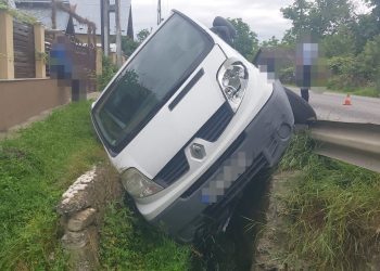 A intrat cu dubița în șanț!