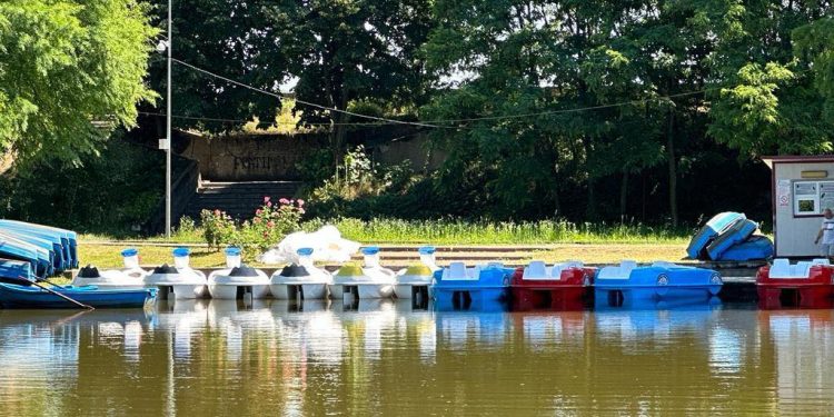 Recreere și mișcare, în parcul Ștrand – 10 noi hidrobiciclete de închiriat!