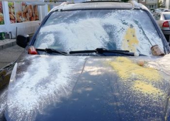 7 tineri aruncau cu ouă în mașini. Au fost amendați