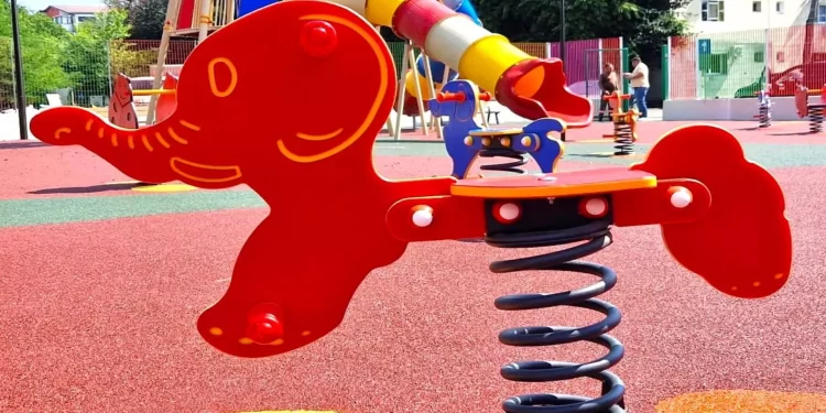 O fetiță, transportată de urgență la spital după ce s-a electrocutat în timp ce se juca într-un parc