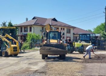 Căteasca: Reparații asfaltice în curtea Primăriei
