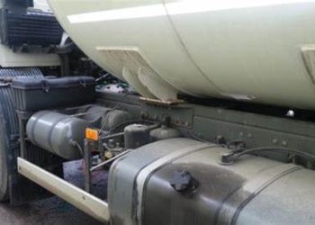 O cisternă cu GPL a lovit un obiect din plastic pe A1. Combustibilul s-a scurs pe asfalt