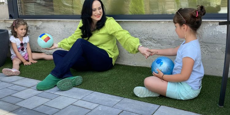 Simona Bucura-Oprescu: Indemnizația de creștere pentru gemeni, tripleți și multipleți se majorează cu 50%!