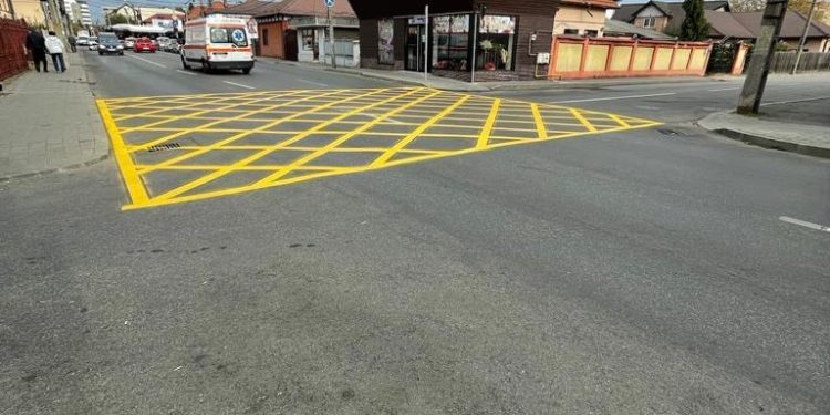 Marcaj hașurat, în intersecția străzii Exercițiu cu strada Traian, din municipiul Pitești!