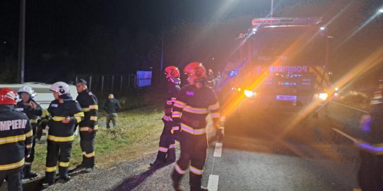 VIDEO/ Plan Roşu de Intervenţie. Microbuz, răsturnat în şanţ, pe DN7