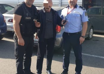 Doi polițiști locali au găsit un portofel cu 400 de euro chiar lângă Primăria Pitești