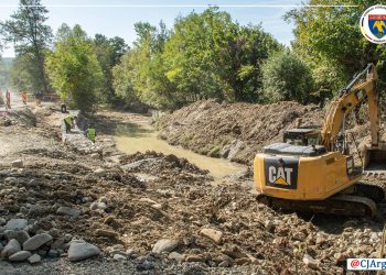 Lucrările de asfaltare demarate de Consiliul Județean Argeș pe drumul județean 738 Poienari – Jugur – Mihăești sunt în plină desfășurare