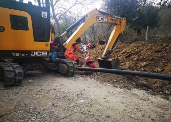 Muncitor resuscitat după ce a fost prins sub un mal de pământ