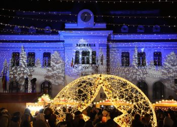 Pe 1 Decembrie, de Ziua Națională a României, #acasălaPitești se deschide Târgul de Crăciun din Piața Primăriei!
