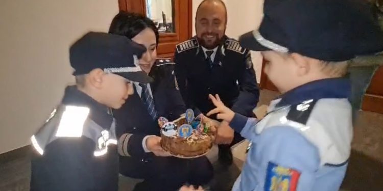 Cadou surpriză pentru doi mici polițiști