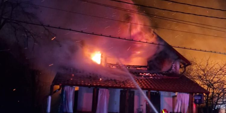 Incendiu violent la Brăduleț