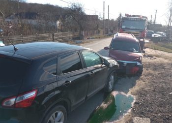 Accident cu trei mașini la Dârmănești