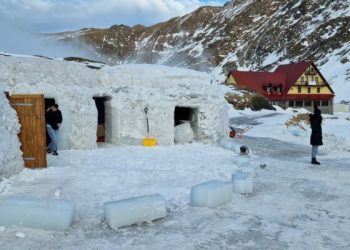 Hotelul de Gheaţă de la Bâlea Lac a fost deschis într-o formă „minimalizată”, lucrările fiind întrerupte din cauza temperaturilor ridicate şi a vântului puternic