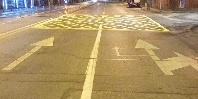 Marcaj hașurat pentru interzicerea staționării în intersecție, pe Bulevardul Nicolae Bălcescu