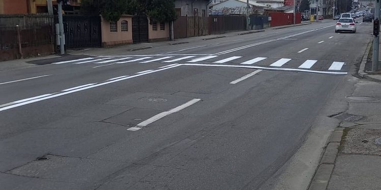 Trecere de pietoni și semafor cu buton – intersecția străzilor Smeurei și Mitrea Cocor, Pitești