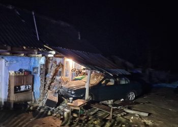 A intrat cu mașina într-o gospodărie!