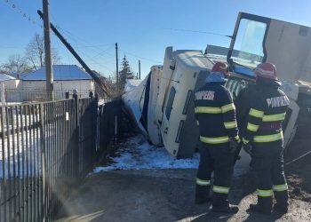 Un tir s-a răsturnat la Drăganu