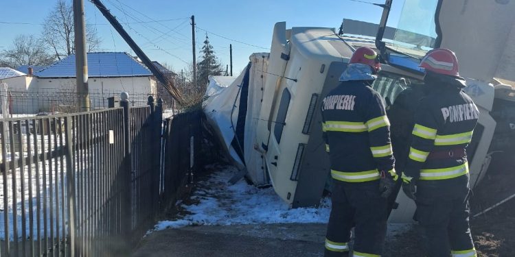 Un tir s-a răsturnat la Drăganu