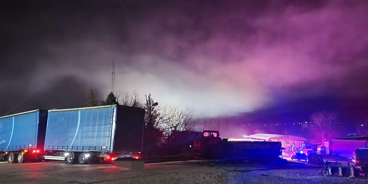 Incendiu la o hală din Coșești