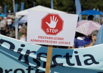 Blocaj în administrație: angajații din primării ies în stradă
