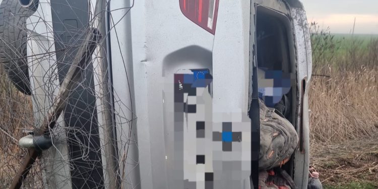 Autoturism răsturnat în afara carosabilului pe autostrada A1