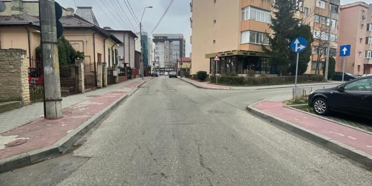 Strada Rahovei, Pitești – circulație pe ambele sensuri, staționare interzisă!