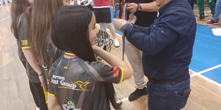 Adrian Bughiu a premiat performerele de la turneul final U14 la baschet feminin din Pitești