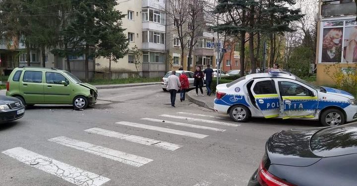 Mașină de poliție implicată într-o coliziune