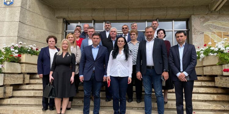Ministrul Simona Bucura-Oprescu, la ședința Comisiei de Dialog Social a județului Iași