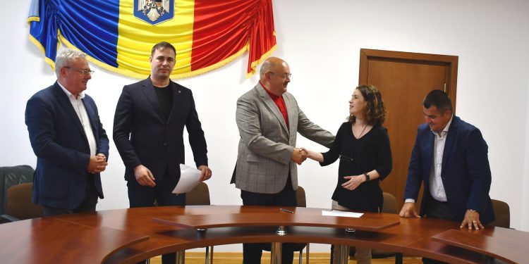 Președinte  Ion Mînzînă a semnat contractul de finanțare pentru elaborarea şi/sau actualizarea planurilor urbanistice generale a 10 comune