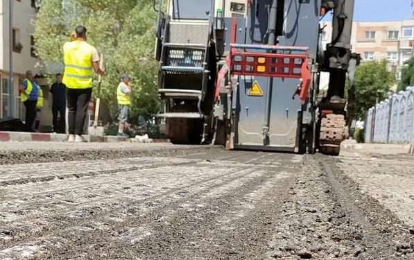 Lucrări pe o stradă importantă din Mioveni