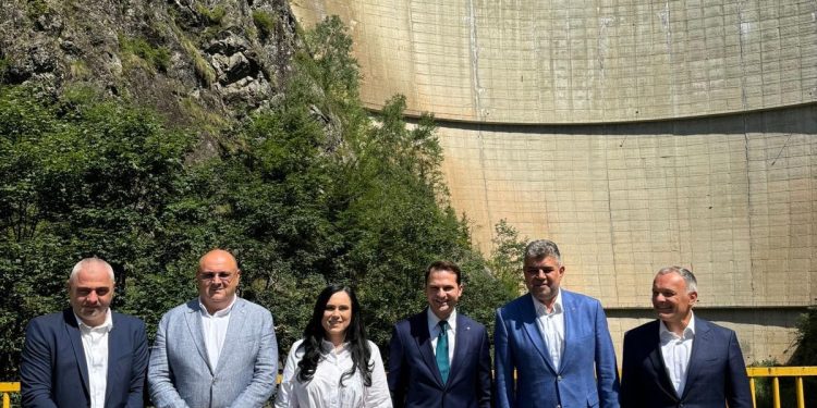 Premierul Marcel Ciolacu, în Argeș: “Statul român are obligația să le arate respectul cuvenit celor care au construit Vidraru, iar asta facem prin majorarea și recalcularea pensiilor, cu atât mai mult cu cât acestea vor fi realizate de o argeșeancă, doamna ministru Simona Bucura-Oprescu”